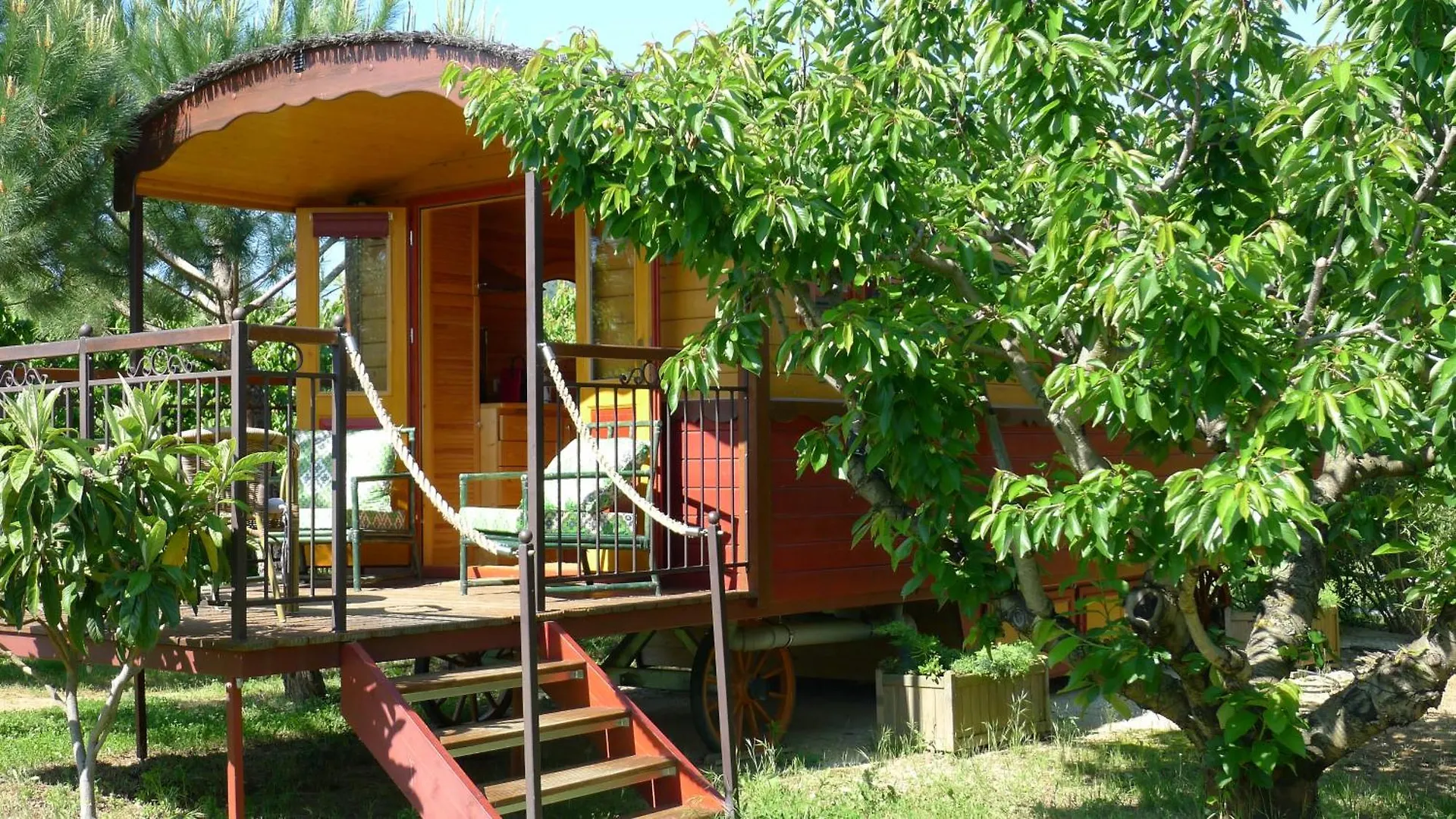Les Piegonnaises - Deux Luxueuses Roulottes Et La Cabane En Drome Provencale Holiday home